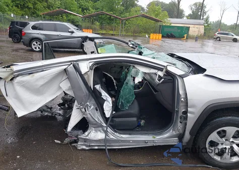 2022 Toyota Rav4 Le z USA, uszkodzony, nr VIN 2T3F1RFV4NW301999